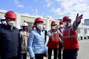 行政长官林郑月娥较早前（2月28日）视察中央援建位于青衣的社区隔离设施。图示林郑月娥（前左二）在承建商中国建筑国际集团有限公司主席兼非执行董事颜建国（前右二）陪同下听取工作人员介绍相关设施。旁为中央人民政府驻香港特别行政区联络办公室副主任陈冬（前左一）。