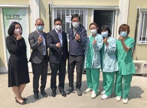发展局局长黄伟纶（中）和保安局局长邓炳强（左三）日前（3月2日）视察青衣的社区隔离设施，并为前线医护人员打气。