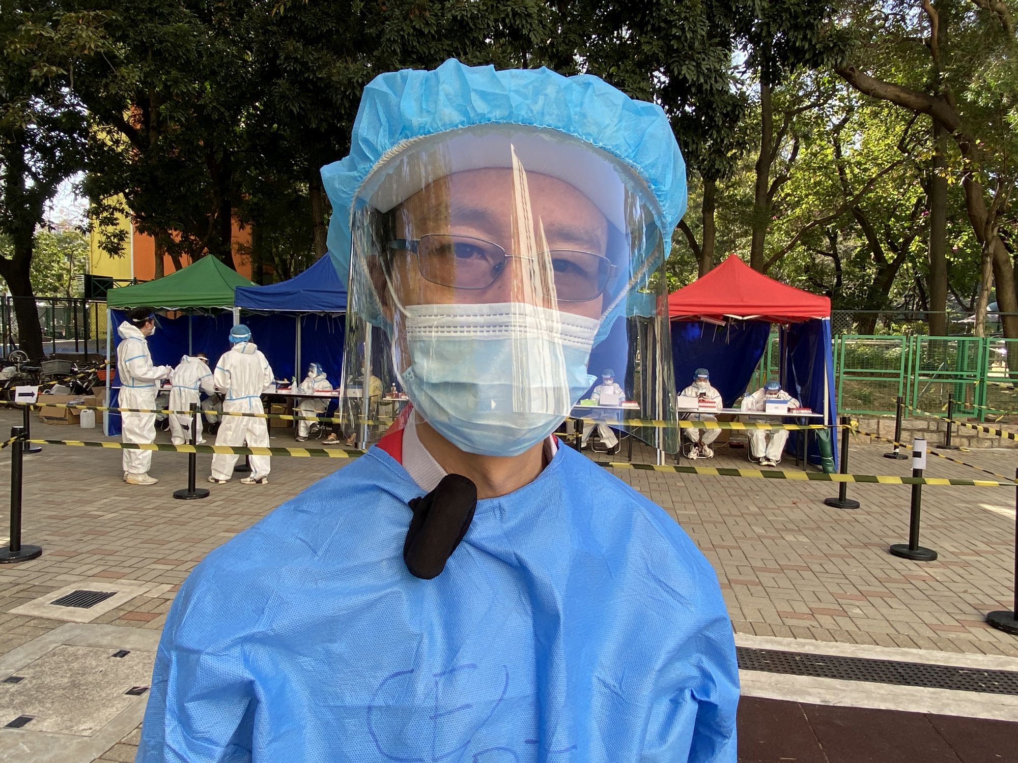 屯门友爱邨爱明楼早前进行围封强检行动，由机电工程署（机电署）领军。行动负责人、机电署总工程师（数码科技）李子杰表示，行动中，机电署派出约100名同事，连同发展局工务科、土木工程拓展署、渠务署、建筑署等，整个团队合共超过150人。