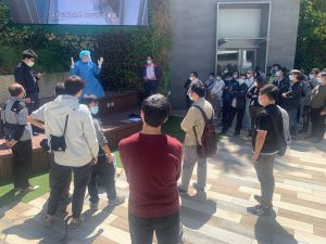 机电署同事于3月9日执行围封强检行动前，在机电署总部大楼集合出席简报会，了解行动内容、穿着防护装备等。