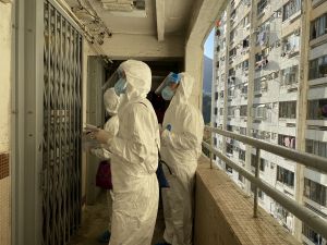 围封强检行动涉及不同岗位，包括在「受限区域」设置场地、分小队逐户拍门提醒居民下楼登记及检测、派送物资予居民等。