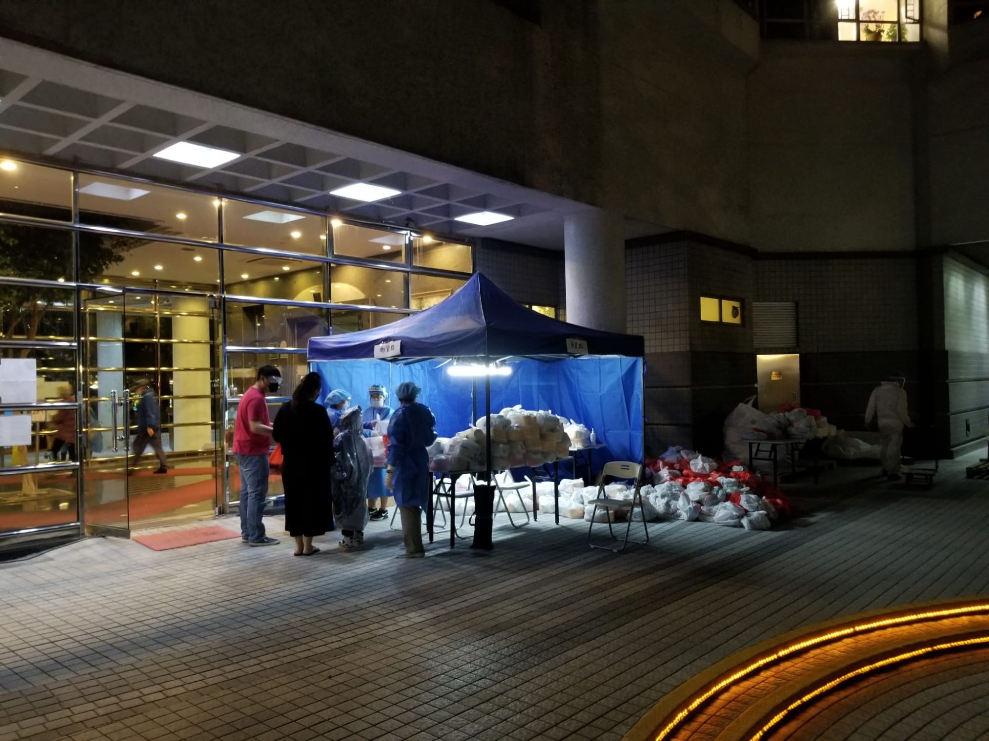 屋宇署于3月8日至9日在元朗嘉湖山庄赏湖居第一座及第二座进行围封强检行动。