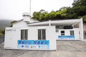 议会联同业界率先捐赠逾40个由货柜改装的休息室予多个社福机构及医院，为医护人员和安老院舍职员作休息之用。