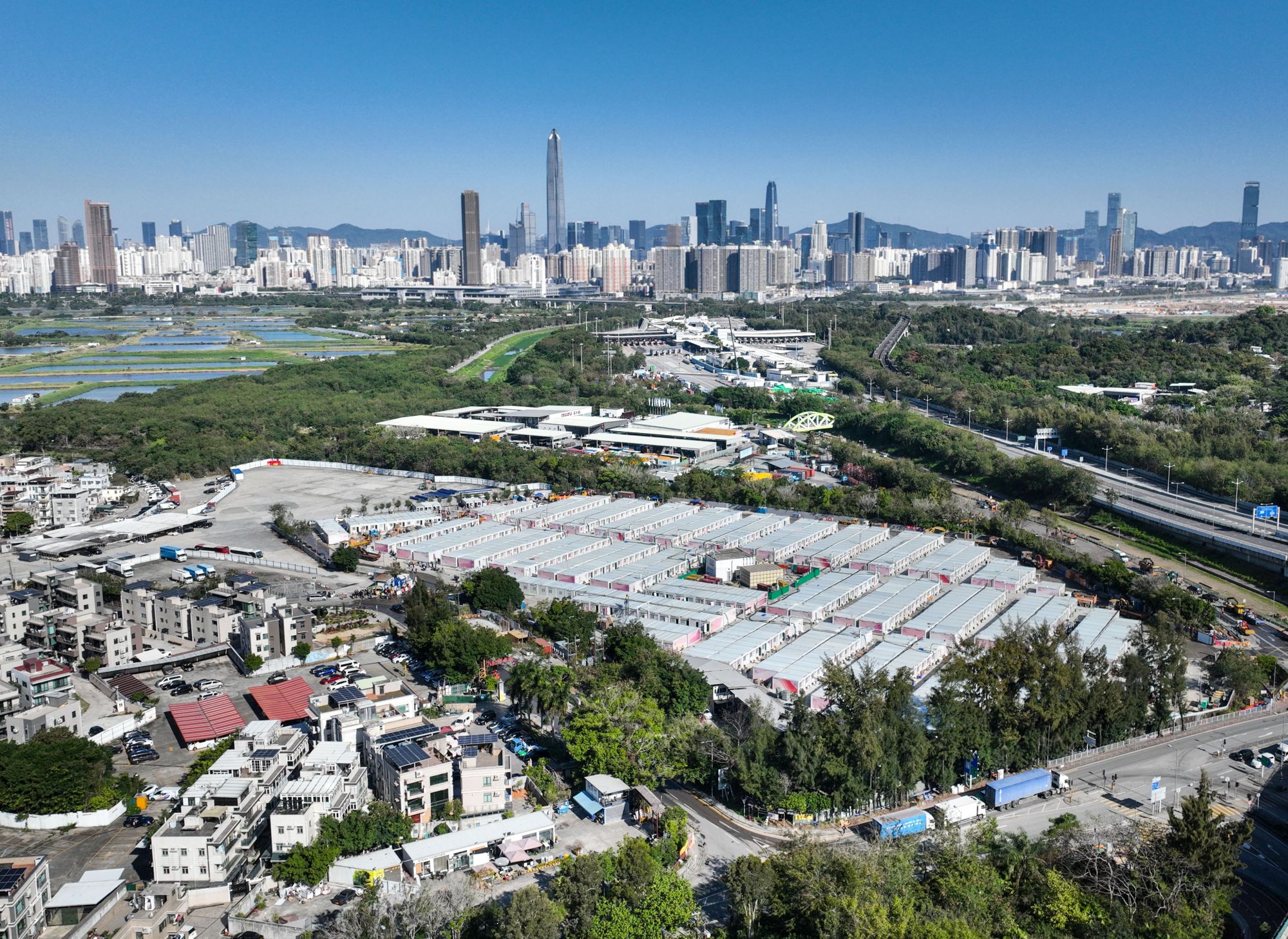 位于元朗新田的小区隔离设施上月开始运作，提供约720个房间、2 800个隔离床位。