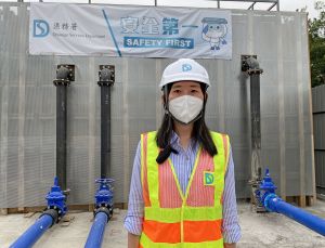 渠务署新界北渠务部工程师封雪分享，前线工友为了在凌晨前完成最后的落石屎工序，曾自愿缩短晚餐和休息时间，全力以赴。