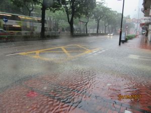 尖沙咀介乎加连威老道和柯士甸路之间的一段漆咸道南，是香港现时其中一个水浸黑点。（资料图片）