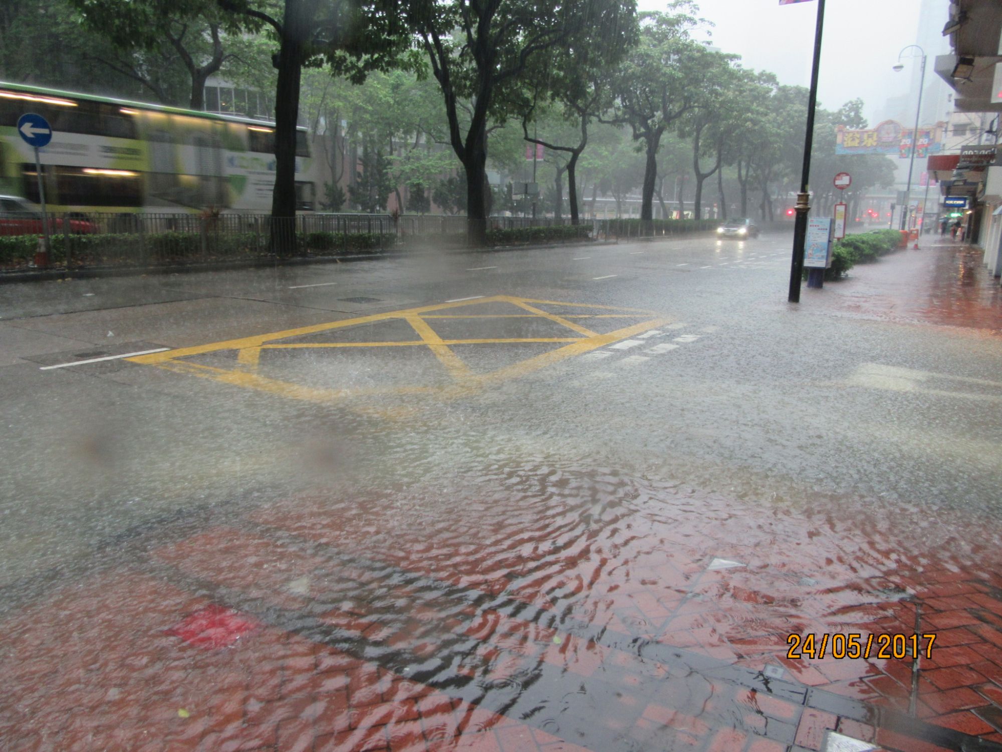 尖沙咀介乎加连威老道和柯士甸路之间的一段漆咸道南，是香港现时其中一个水浸黑点。（数据图片）