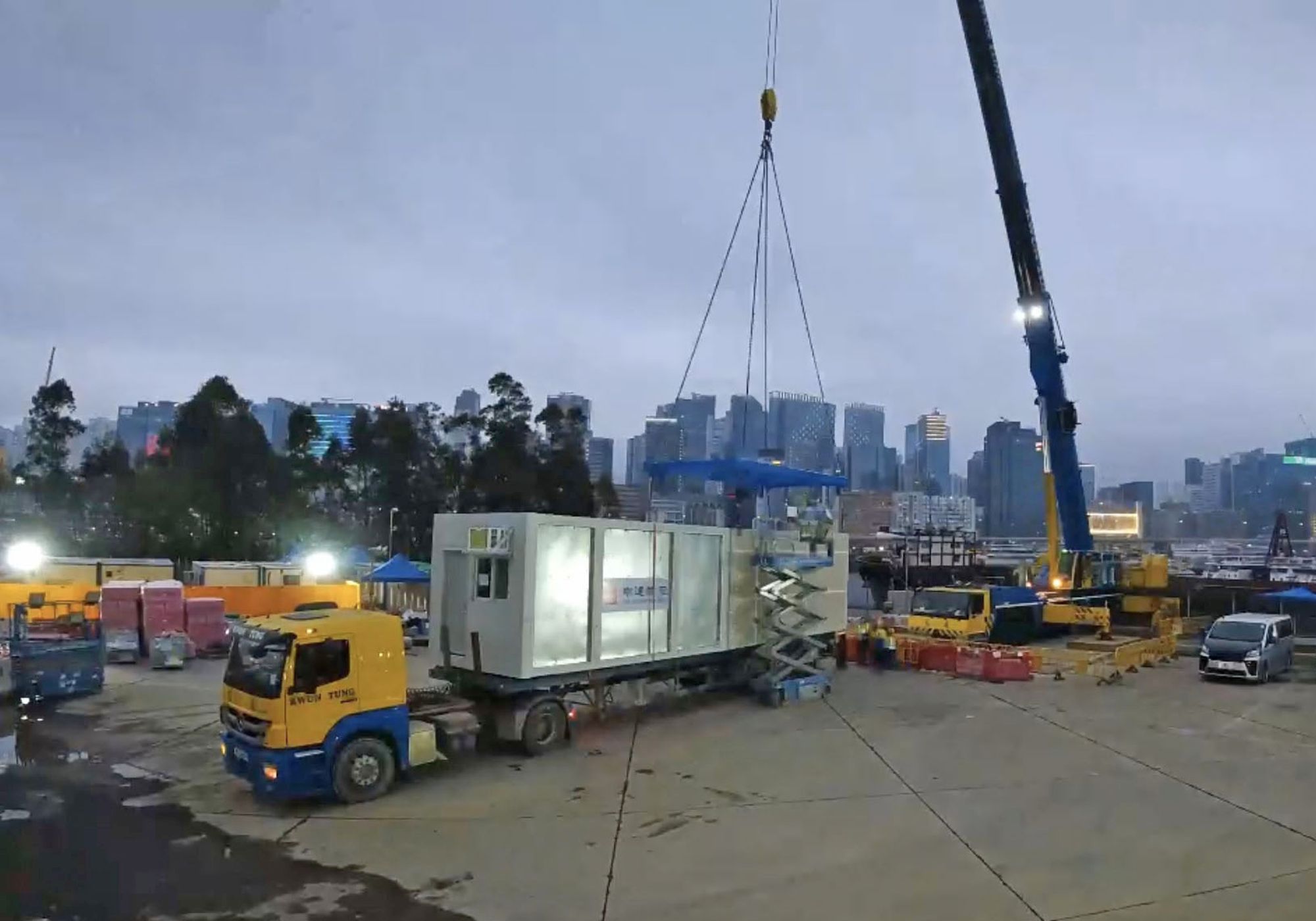 施工团队日以继夜地赶工。