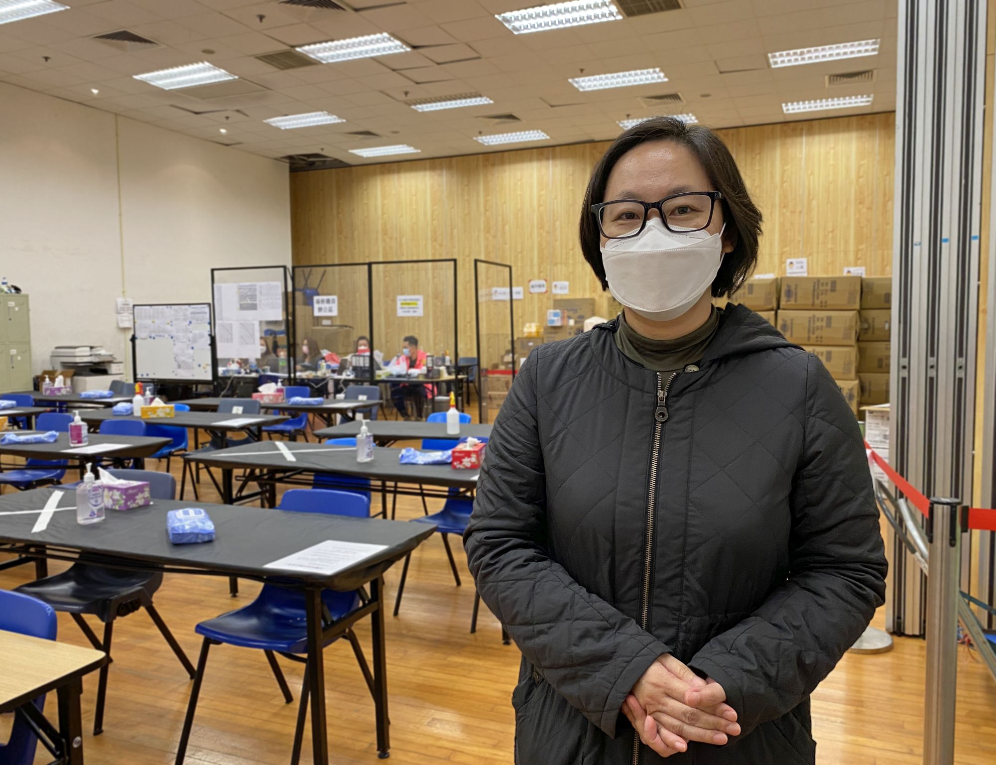 九龙乐善堂总干事刘爱诗表示，他们于3天内组成60人的护理专队，照顾暂托中心的初步确诊和轻症长者。