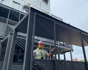 李甲烽形容，社区隔离设施不是普通的建筑物，它们就像守护香港700多万人健康的城墙。