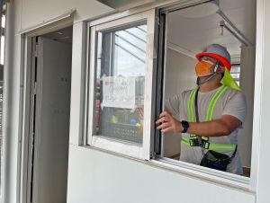 李甲烽形容，社区隔离设施不是普通的建筑物，它们就像守护香港700多万人健康的城墙。