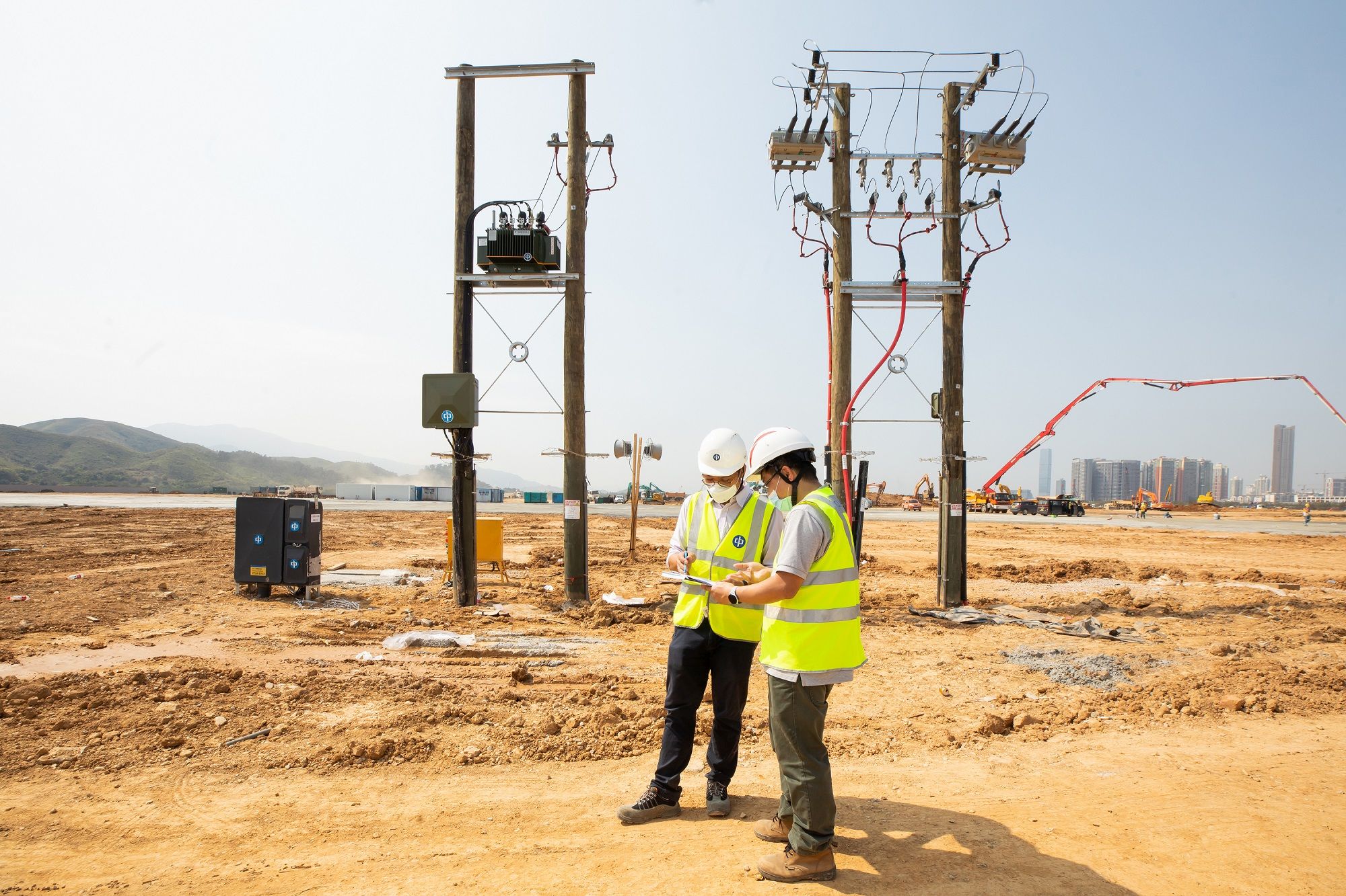 中华电力的工程团队24小时工作，以破纪录的速度为小区隔离设施完成多个供电项目。