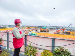 在竹篙湾增建隔离设施项目中，赵伟负责跟进施工进度及验收事宜。