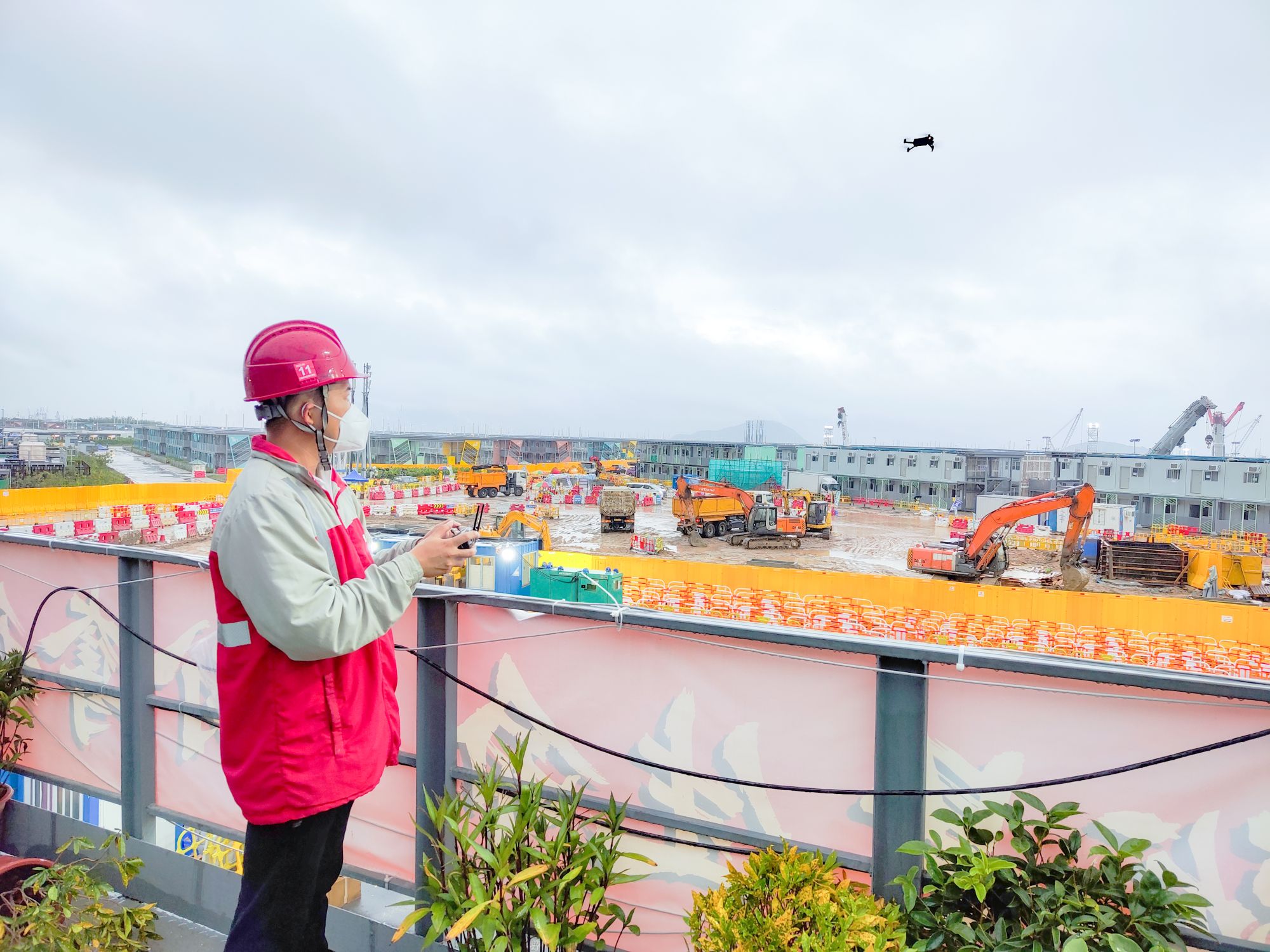 在竹篙湾增建隔离设施项目中，赵伟负责跟进施工进度及验收事宜。