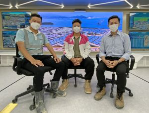 三位90后的年轻工程师表示，参与兴建社区隔离设施令他们眼界大开，尤其是「组装合成」建筑法（MiC）可以大幅缩短建筑时间、提升工地生产力等。