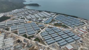 竹篙湾社区隔离设施楼高两层，单位附设独立厕所和浴室。