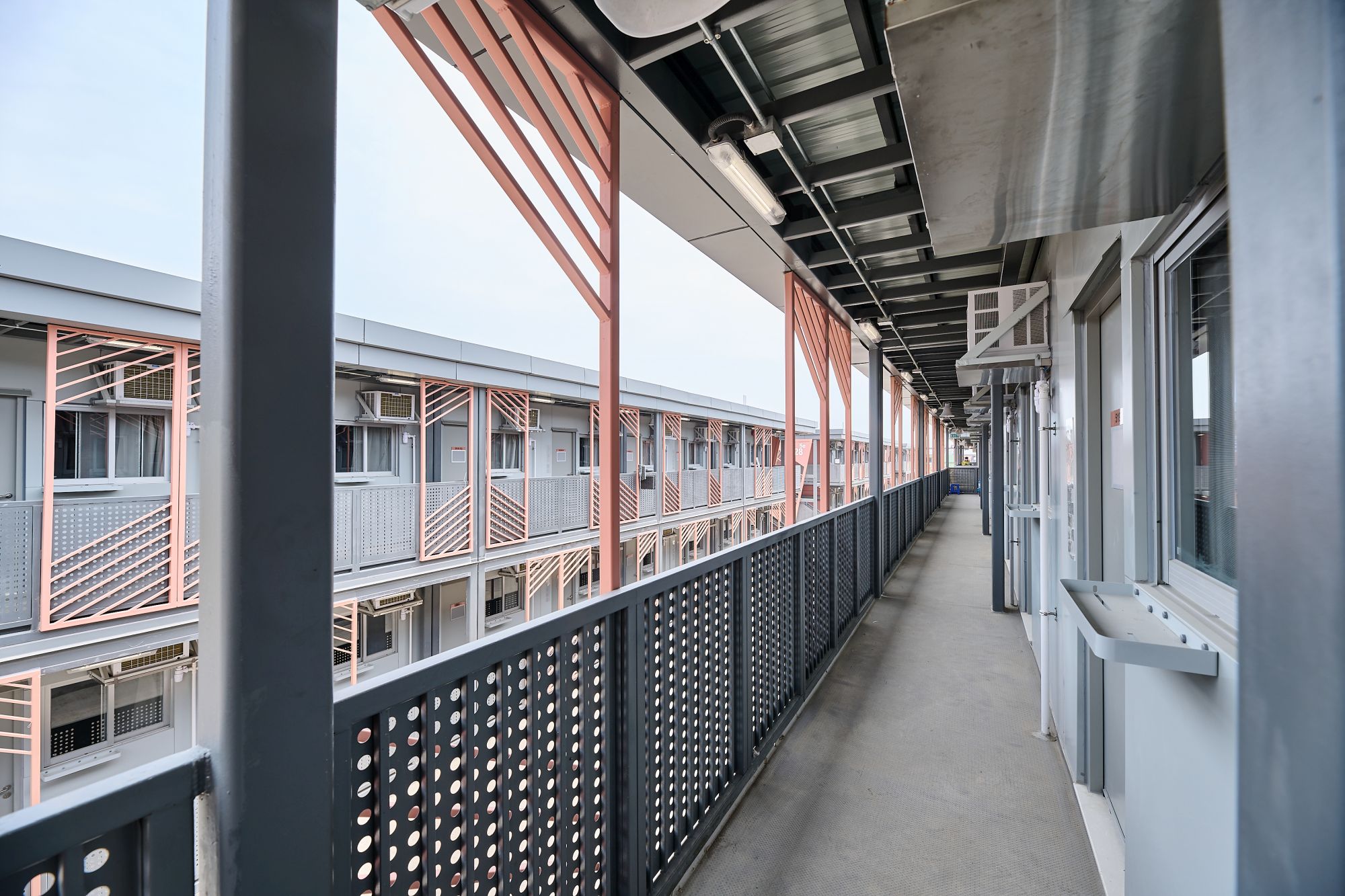 竹篙湾小区隔离设施楼高两层，单位附设独立厕所和浴室。