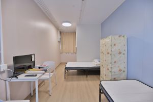 竹篙湾社区隔离设施以「组装合成」建筑法（MiC）兴建，组件先在工厂统一生产，配备室内装修、屋宇设备和家具，运送到工地后，经简单装嵌和接驳水电及污水系统便能使用。