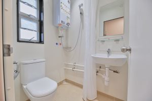 竹篙湾社区隔离设施以「组装合成」建筑法（MiC）兴建，组件先在工厂统一生产，配备室内装修、屋宇设备和家具，运送到工地后，经简单装嵌和接驳水电及污水系统便能使用。