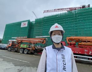 建筑署高级工程策划经理关洁玲表示，大楼现已建至天台，预计明年年中开幕。
