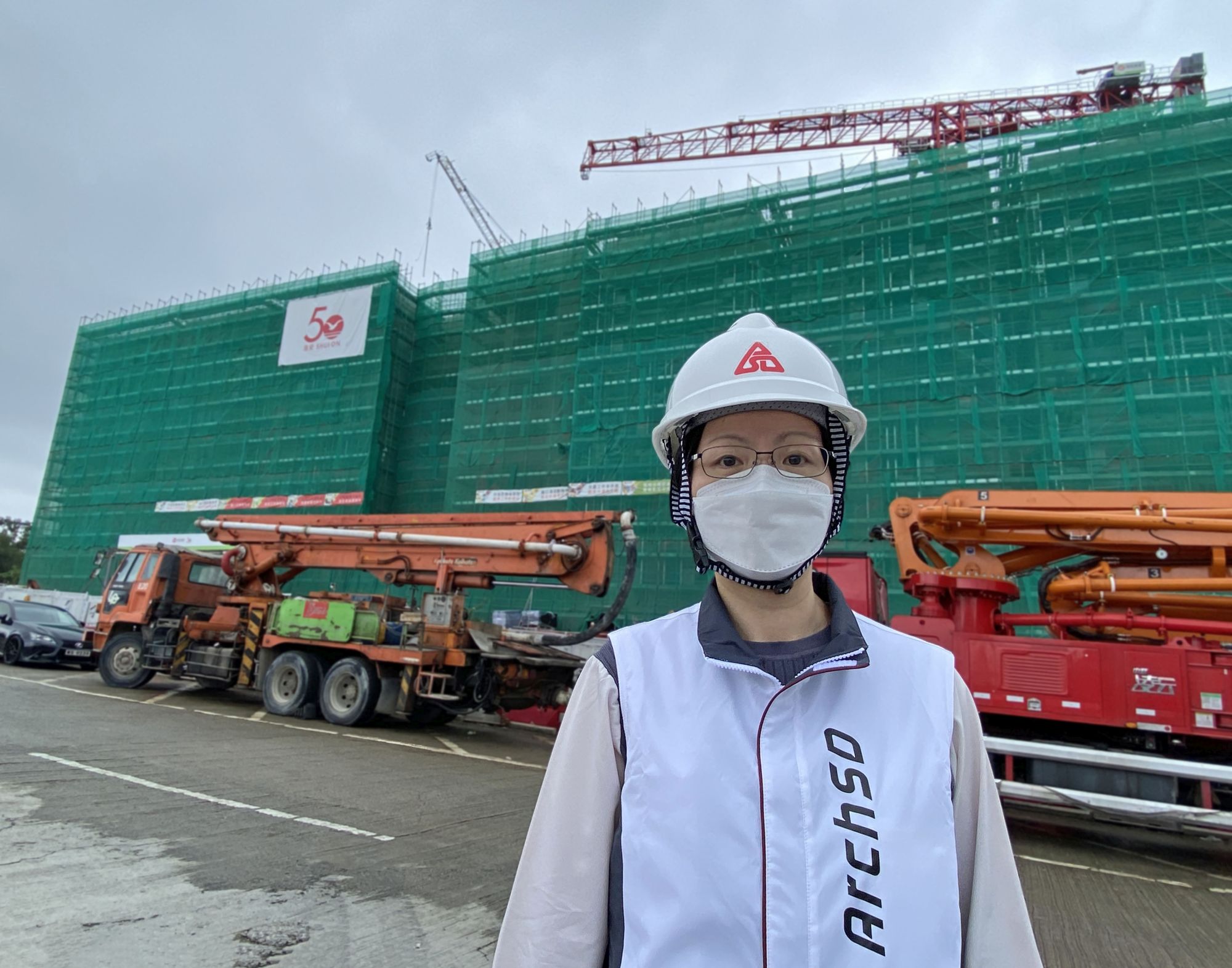 建筑署高级工程策划经理关洁玲表示，大楼现已建至天台，预计明年年中开幕。