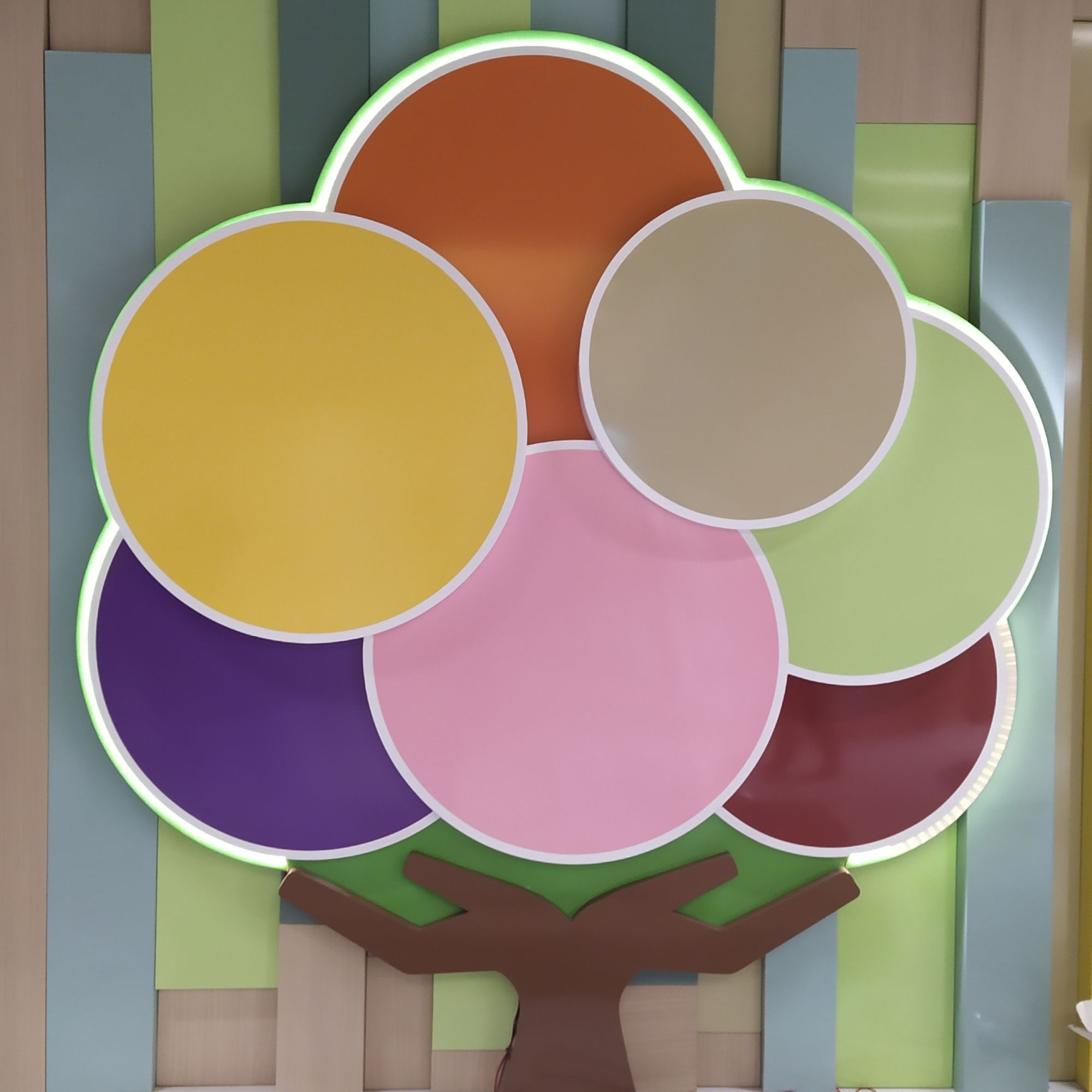 建筑团队为大楼的室内设计花了不少心思，以「智能之树」为主题，象征长者累积丰硕的成果。