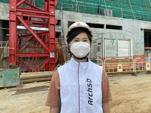 建筑署二级监工（屋宇）廖咏欣表示，大楼以「组装合成」建筑法（MiC）兴建，有效提升生产力、工地安全、控制质量及缩短施工时间。