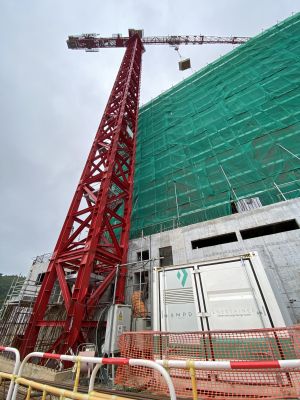 工程团队利用电能发电机来推动重型天秤，吊运及安装MiC组件，达到零碳排放、更宁静及安全。