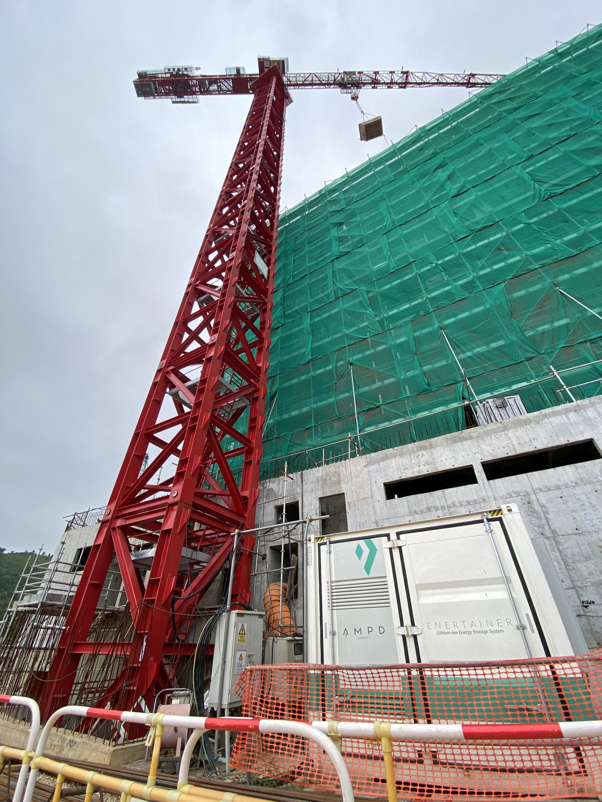 工程团队利用电能发电机来推动重型天秤，吊运及安装MiC组件，达到零碳排放、更宁静及安全。