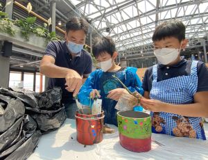 土木工程拓展署可持续大屿办事处早前开展了为期四个月的「红树种植计划」，邀请东涌区内的小学生种植红树苗，以推广可持续发展和社区共建的理念。