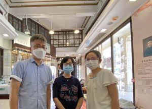 古物古迹办事处（古迹办）的同事为大家介绍雷生春的历史意义和建筑特色。左起：古迹办一级助理馆长（古建）吴国樑、古迹办执行秘书（古物古迹）萧丽娟、古迹办馆长（历史建筑）卢传倩。