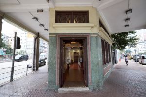 店铺正门以水磨石外墙装饰，上方设有木窗连铁栅，至今仍保存良好。