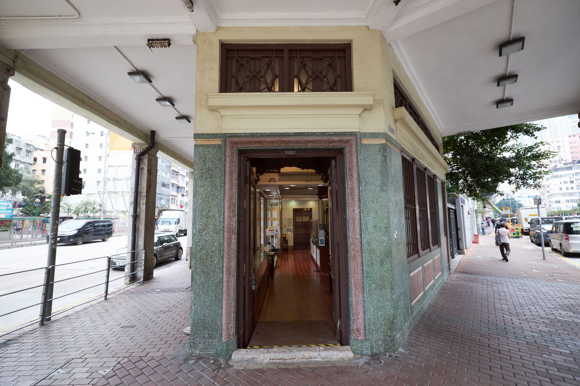 店铺正门以水磨石外墙装饰，上方设有木窗连铁栅，至今仍保存良好。