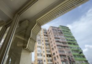 建筑物有精巧的设计元素，例如栏杆有瓮形装饰，柱顶也点缀简单的线条。