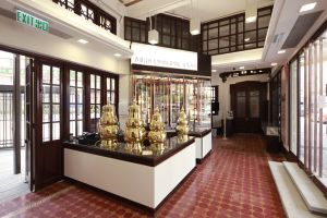 香港浸会大学中医药学院─雷生春堂于2012年4月正式投入服务，设有诊症室、中药房、凉茶售卖处等。