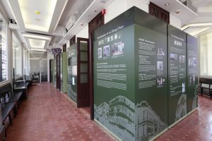 游廊设置展示区，介绍活化雷生春项目及唐楼建筑特色。