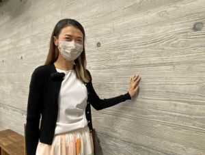 建筑署建筑师陈芷瑜表示，「油街实现」的新展览馆，其主要物料是红砖瓦、混凝土和玻璃。红砖瓦是呼应历史建筑的红砖屋，混凝土表面呈现自然木纹，回应城市绿洲的主题。