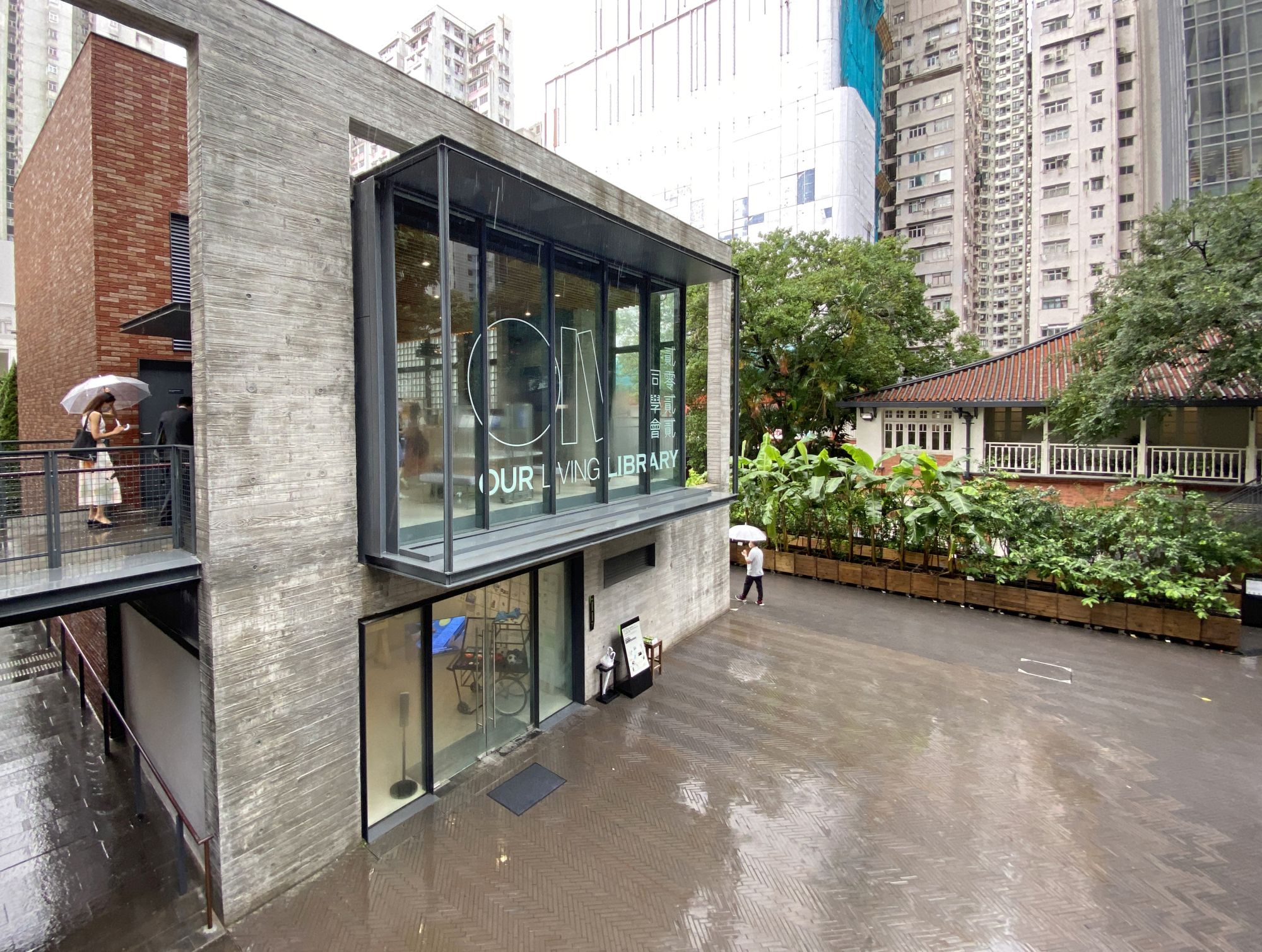 建筑署同事透过建筑设计和空间布局，令左方的展览馆与右方的历史建筑互相呼应。