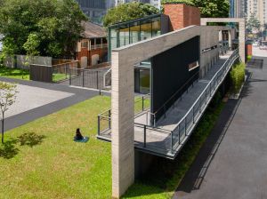 展览馆旁的斜道是一条可欣赏所有室外展区的路线。