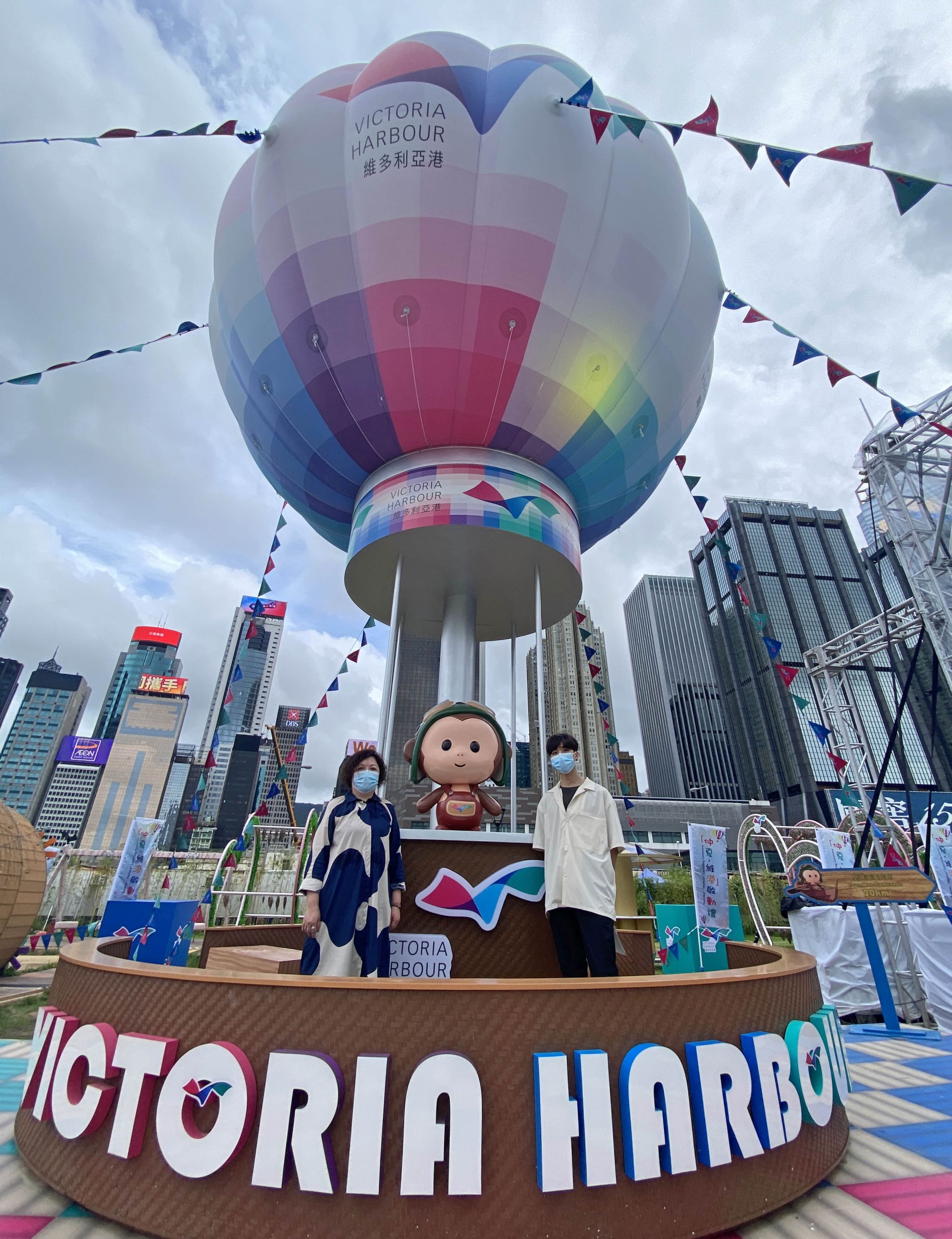 负责「HarbourChill海滨休闲站」装置的助理创作总监吴梣玉（左）和设计师陈德轩（右）表示，很高兴获邀参与今夏装置的设计，为游人带来欢乐。