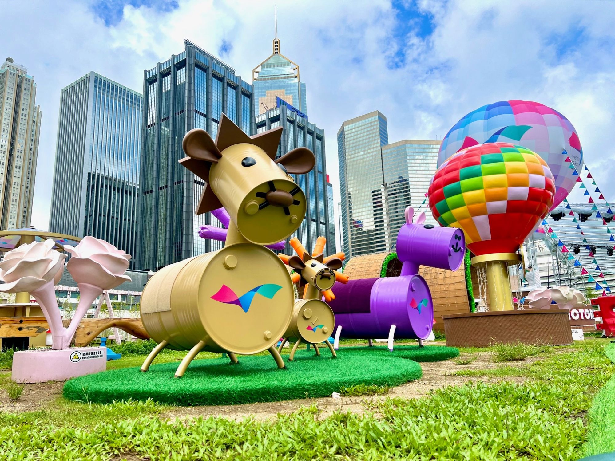 「HarbourChill海滨休闲站」的部分装置利用回收物料如车胎、油罐和胶樽制成，希望市民游玩之余，认识循环再造的好处。