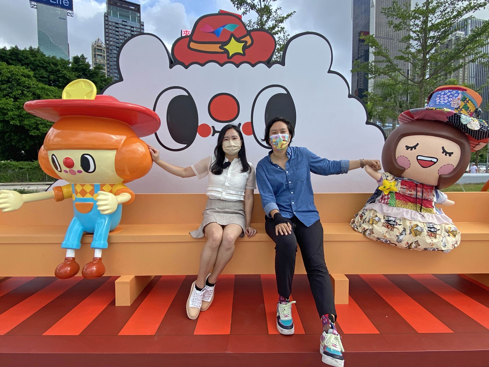 夏日小天地更有「Chocolate Rain」（右）与「Messy Desk」（左）首次联乘的作品。