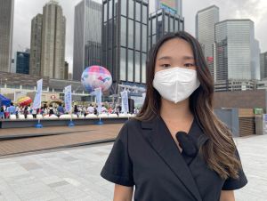 负责「The Connector添马海滨长廊」装置的客户总监梁颖昕表示，装置的设计概念来自夏日的阳光与海滩，希望营造一个舒适的环境让人休息，同时享受夏日风情。