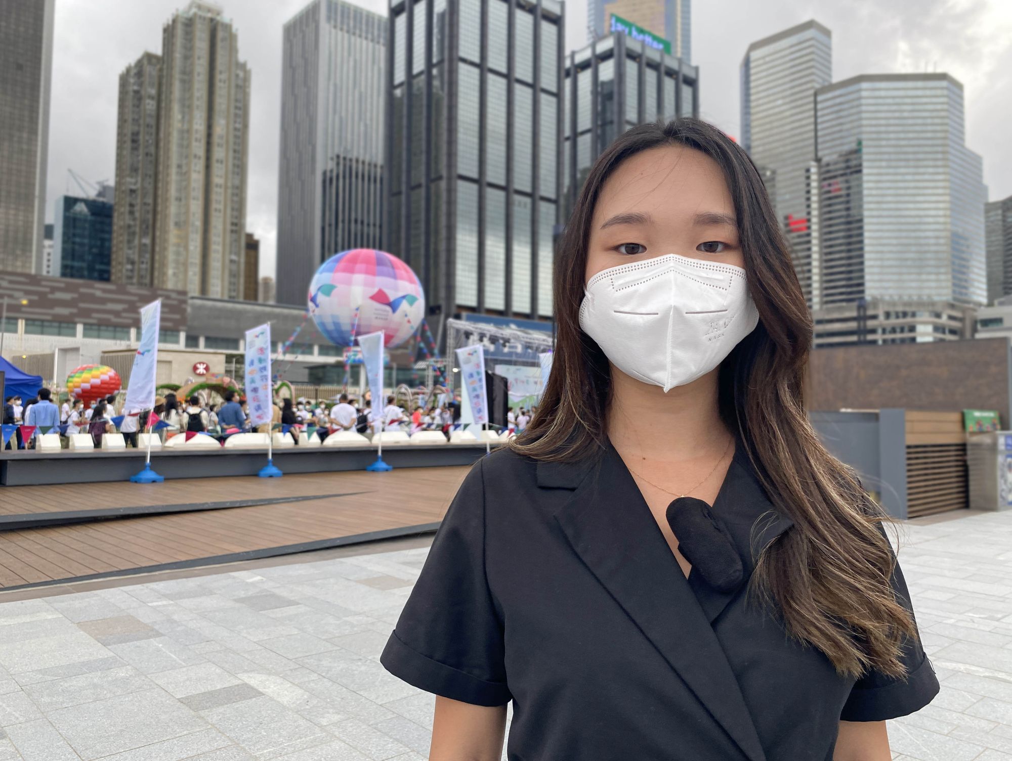 负责「The Connector添马海滨长廊」装置的客户总监梁颖昕表示，装置的设计概念来自夏日的阳光与海滩，希望营造一个舒适的环境让人休息，同时享受夏日风情。