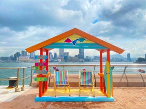 「The Connector添马海滨长廊」内设有一个大型的海滩地贴和小木屋。