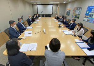 发展局局长甯汉豪（右四）早前与部门首长举行会议，讨论未来的工作方向。