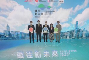 图示财政司司长陈茂波（中）、财政司副司长黄伟纶（左二）、发展局局长甯汉豪（右二）、署理发展局常任秘书长（规划及地政）丘卓恒（右一）和规划署署长锺文杰（左一）出席由发展局及规划署合办的「继往创未来」展览开幕仪式。（资料图片）