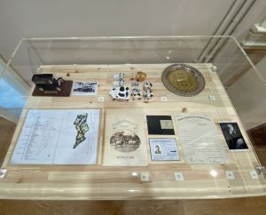 旧牛奶公司的文物，包括当年的乳品容器、海报、员工证、相片、雪糕柜等，展示旧牛奶公司的历史和昔日牧场运作的情景。