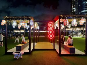 「东岸公园主题区」的艺术装置加添本地特色，包括「维港冰室」的霓虹灯牌、以红白蓝胶袋颜色制作的灯球等。