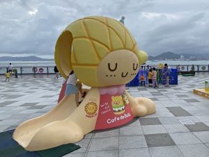 坚尼地城的卑路乍湾海滨长廊设有多个活动装置，包括「波萝油妹妹」的滑梯、氹氹转杯、摇摇板，以及「Messy Desk」的游乐设施。